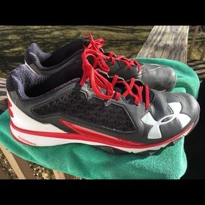 UNDER ARMOUR CHARGED DECEPTION BASEBALL SNEAKERS